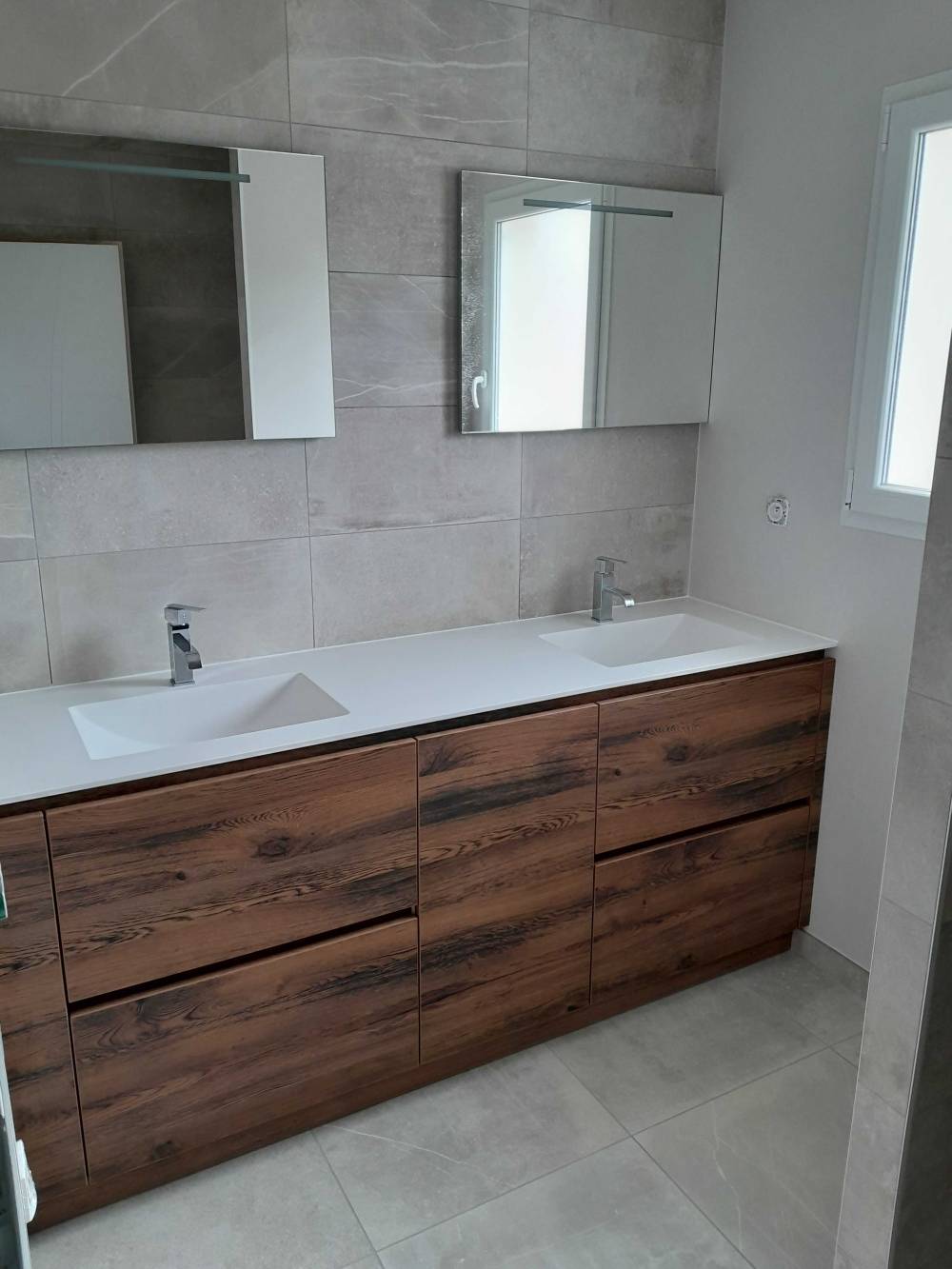 Meuble en stratifié bois de grange et plan vasque en résine minérale (1)
