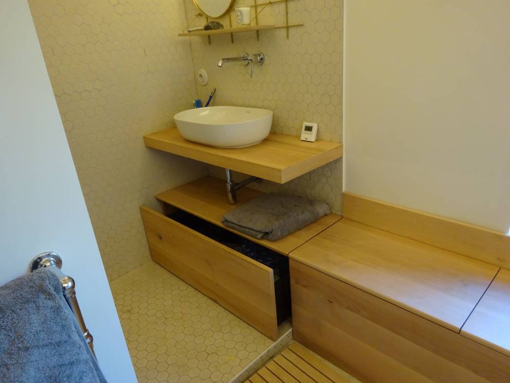 Meuble salle de bain en aulne massif verni