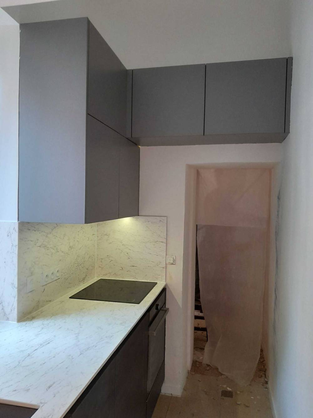 Cuisine sur mesure, façade Ardoise métallisée noir doré, aluminium brossé, plan de travail en stratifié compact calacatta (4)