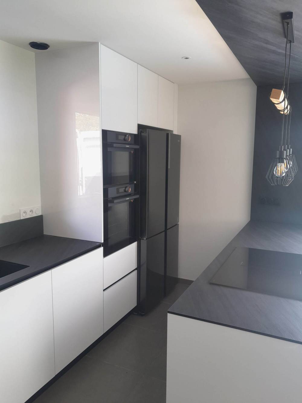 Cuisine sur mesure, façade blanc glacier brillant, plan de travail en stratifié compact mune black (3)