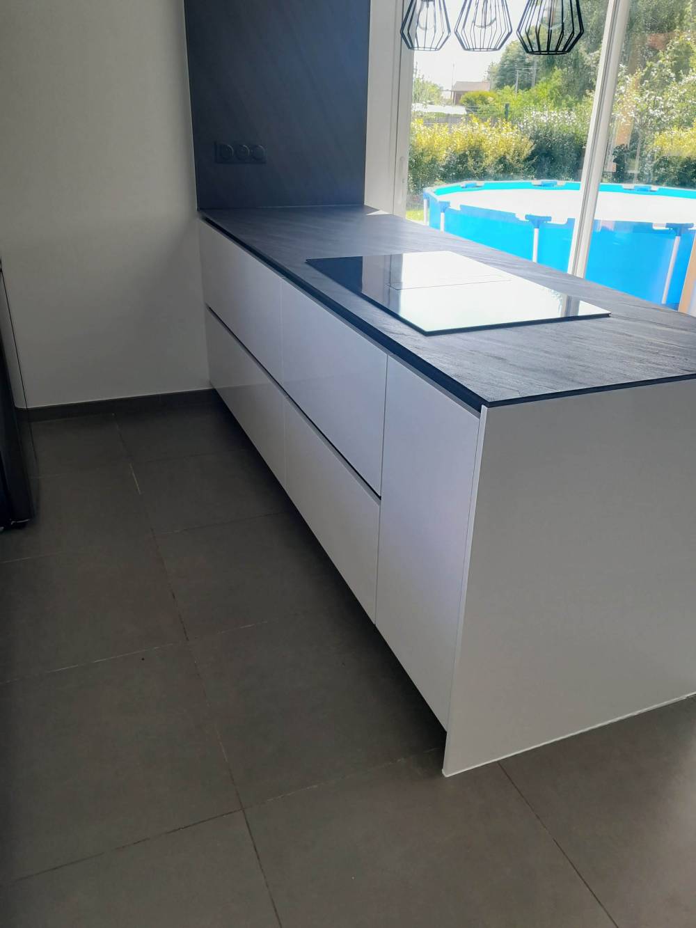 Cuisine sur mesure, façade blanc glacier brillant, plan de travail en stratifié compact mune black (4)