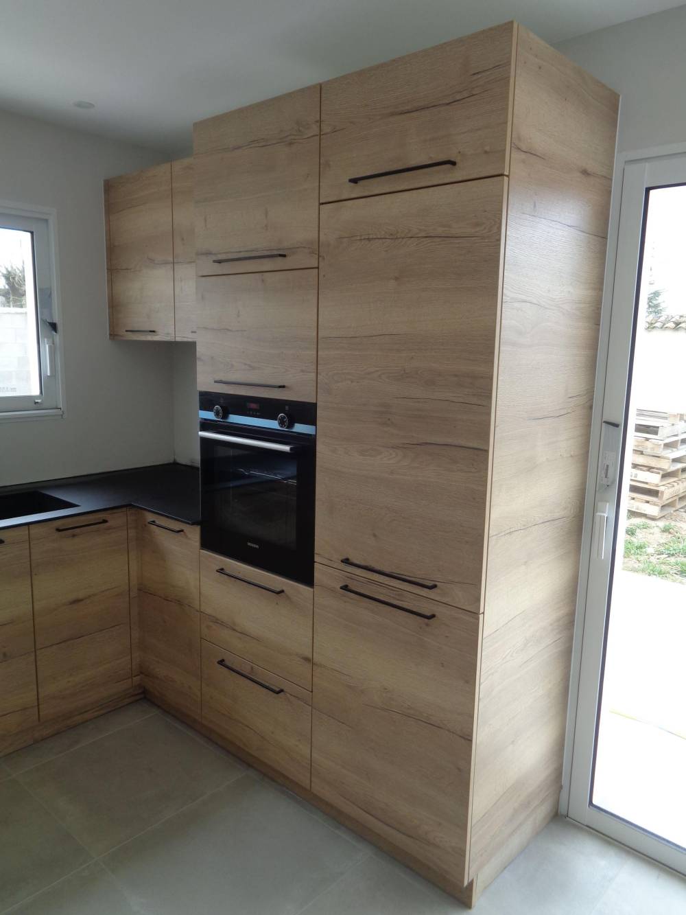 Cuisine sur mesure, façade en mélaminé chêne halifax naturel, plan de travail stratifié compact noir absolu roche  (2)