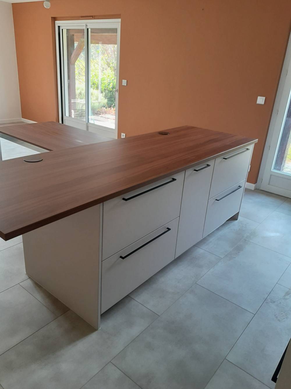 Cuisine sur mesure, façade en stratifié gris cachemire, plan de travail en stratifié noyer de bourgogne naturel (2)