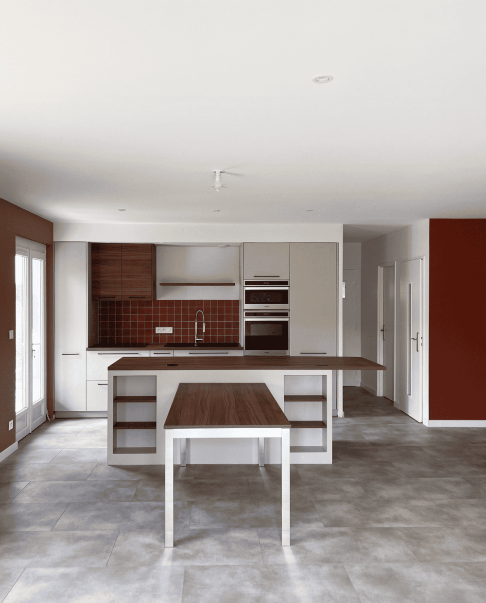Cuisine sur mesure, façade en stratifié gris cachemire, plan de travail en stratifié noyer de bourgogne naturel (2)