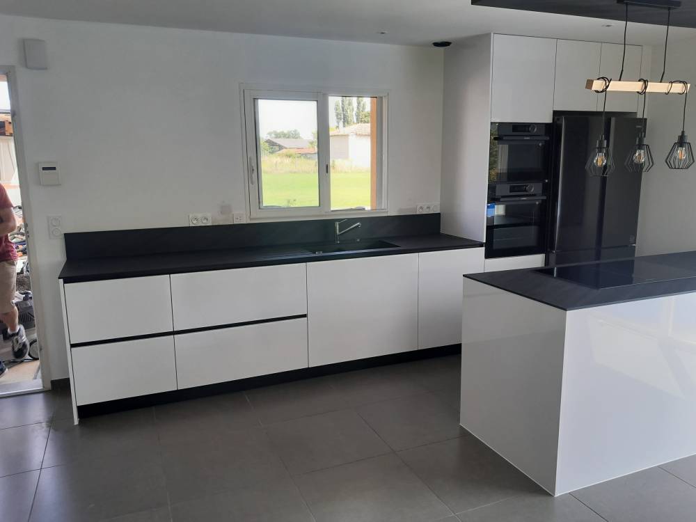 Cuisine sur mesure, façade blanc glacier brillant, plan de travail en stratifié compact mune black (2)