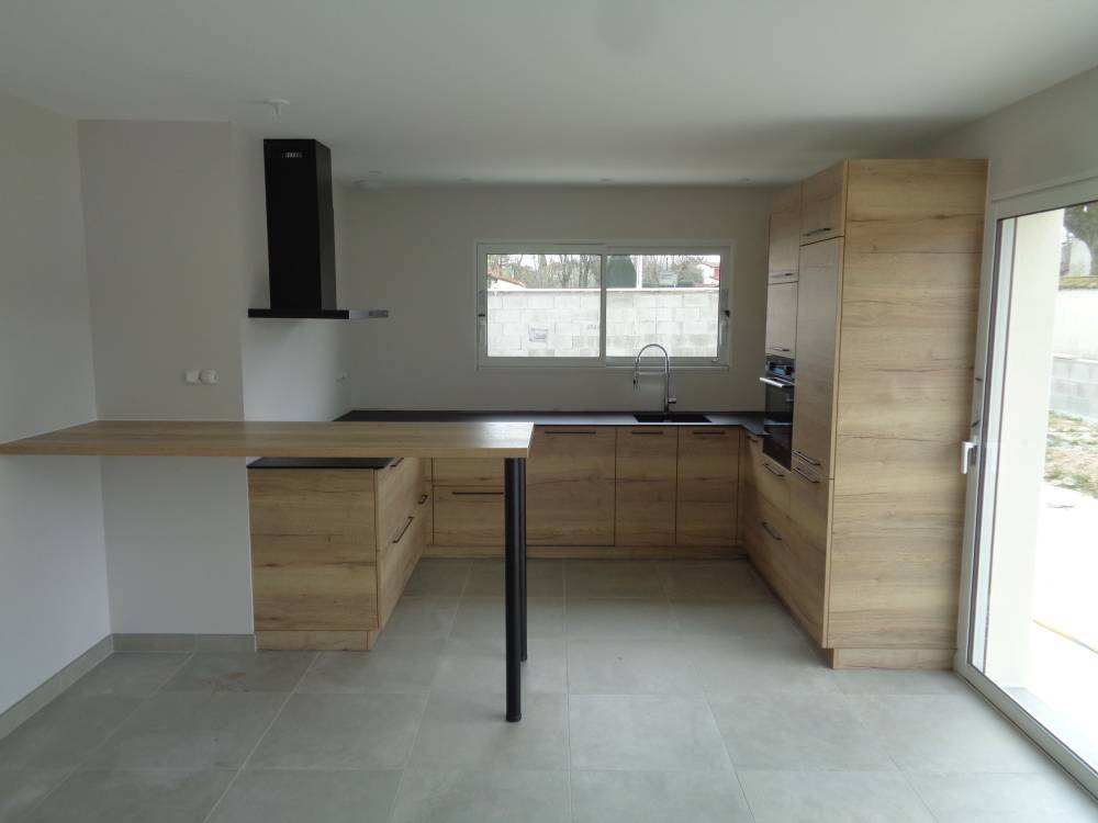 Cuisine sur mesure, façade en mélaminé chêne halifax naturel, plan de travail stratifié compact noir absolu roche  (4)