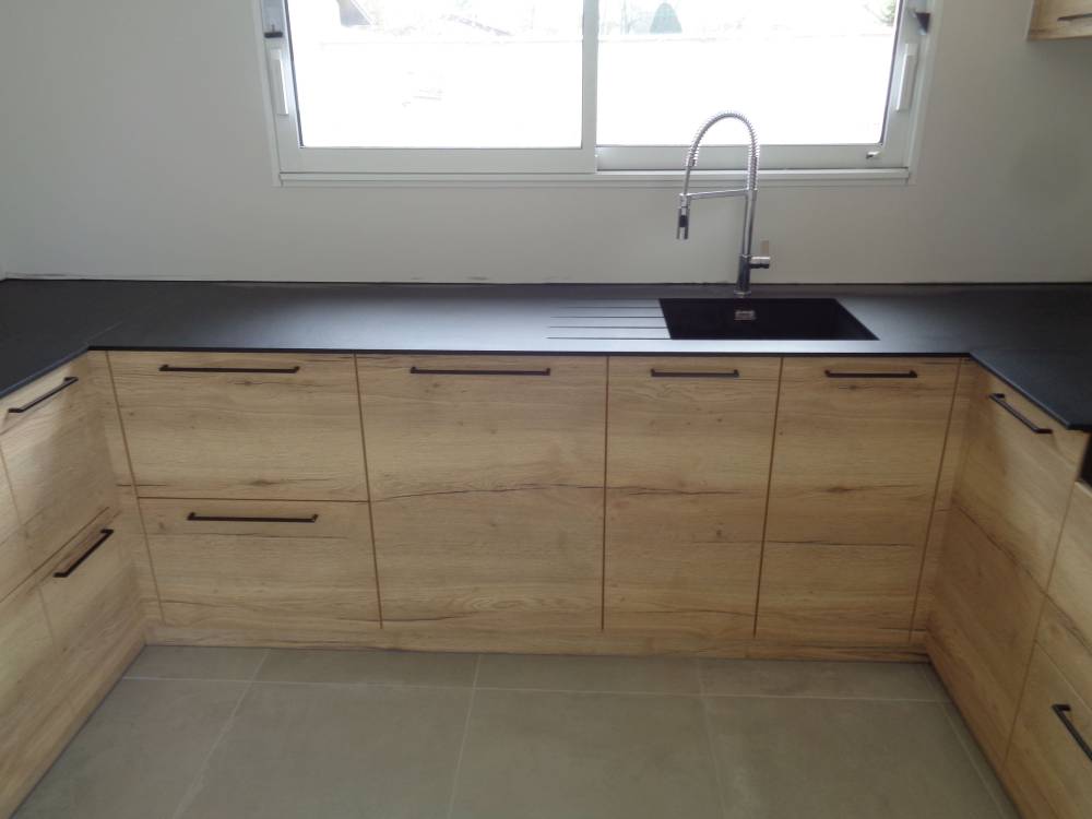 Cuisine sur mesure, façade en mélaminé chêne halifax naturel, plan de travail stratifié compact noir absolu roche  (5)