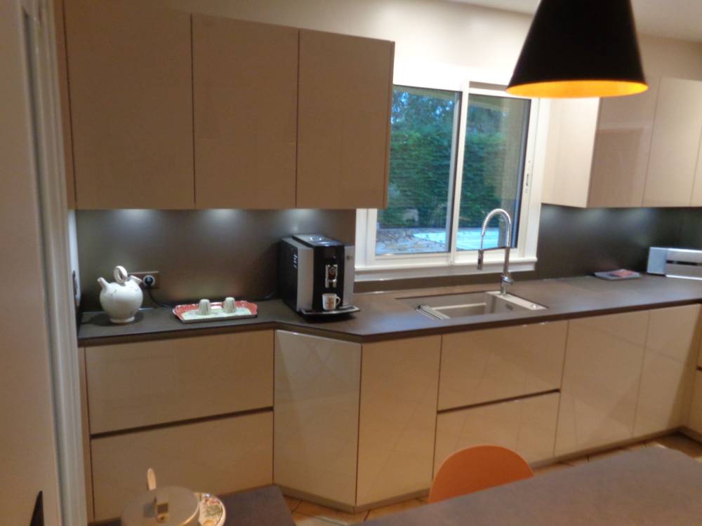 Cuisine sur mesure, façade médium laqué beige brillant, plan en céramique ossido bruno, crédence verre matelac silver bronze  (5)