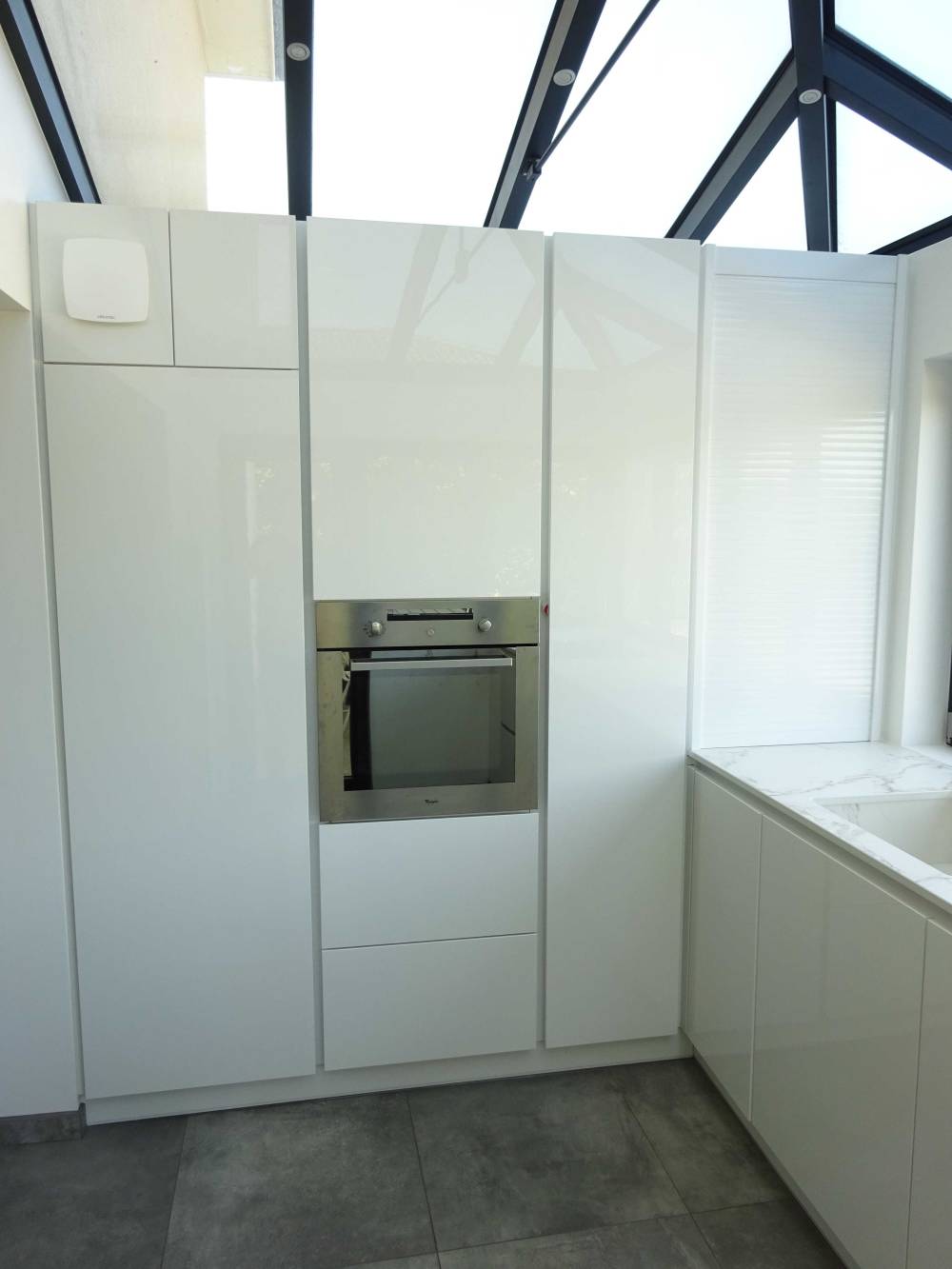 Cuisine sur mesure, façade acrylique blanc polar, plan de travail en dekton entzo (3)