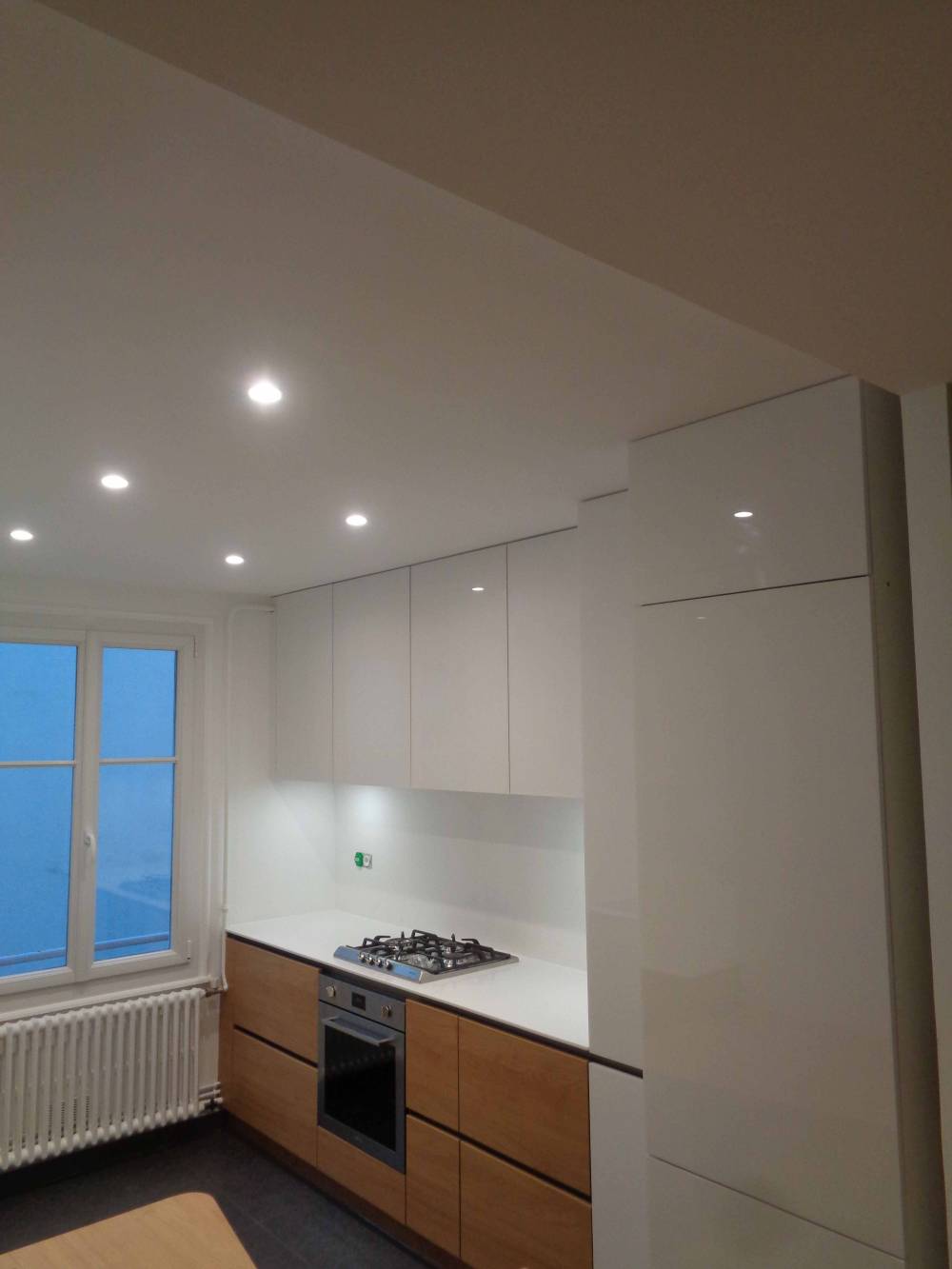 Cuisine sur mesure, façade blanc polaire kristal, chêne kendal naturel, plan de travail en résine minérale antartica, crédence en verre laqué cool white matelac  (1)