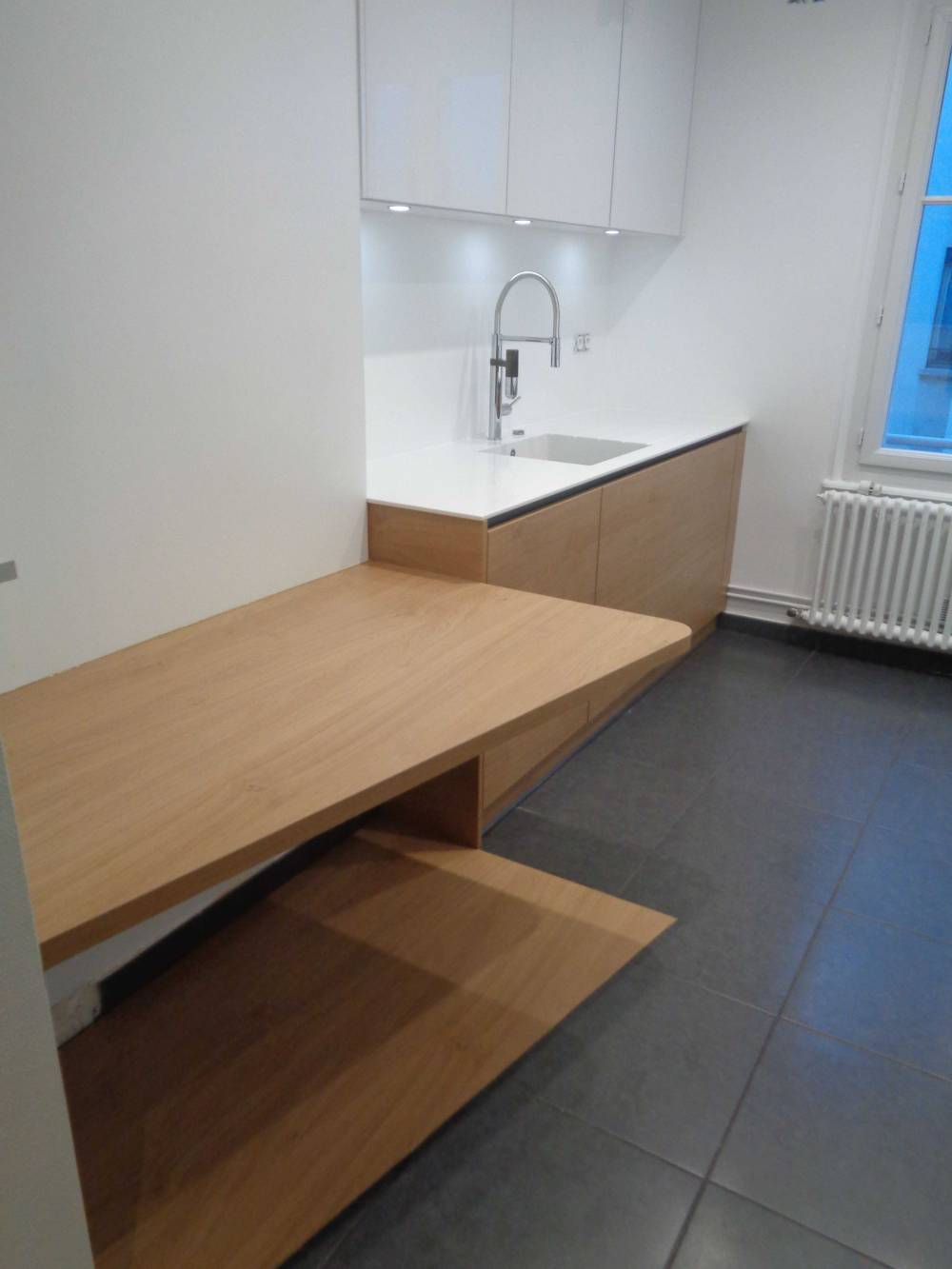 Cuisine sur mesure, façade blanc polaire kristal, chêne kendal naturel, plan de travail en résine minérale antartica, crédence en verre laqué cool white matelac  (2)