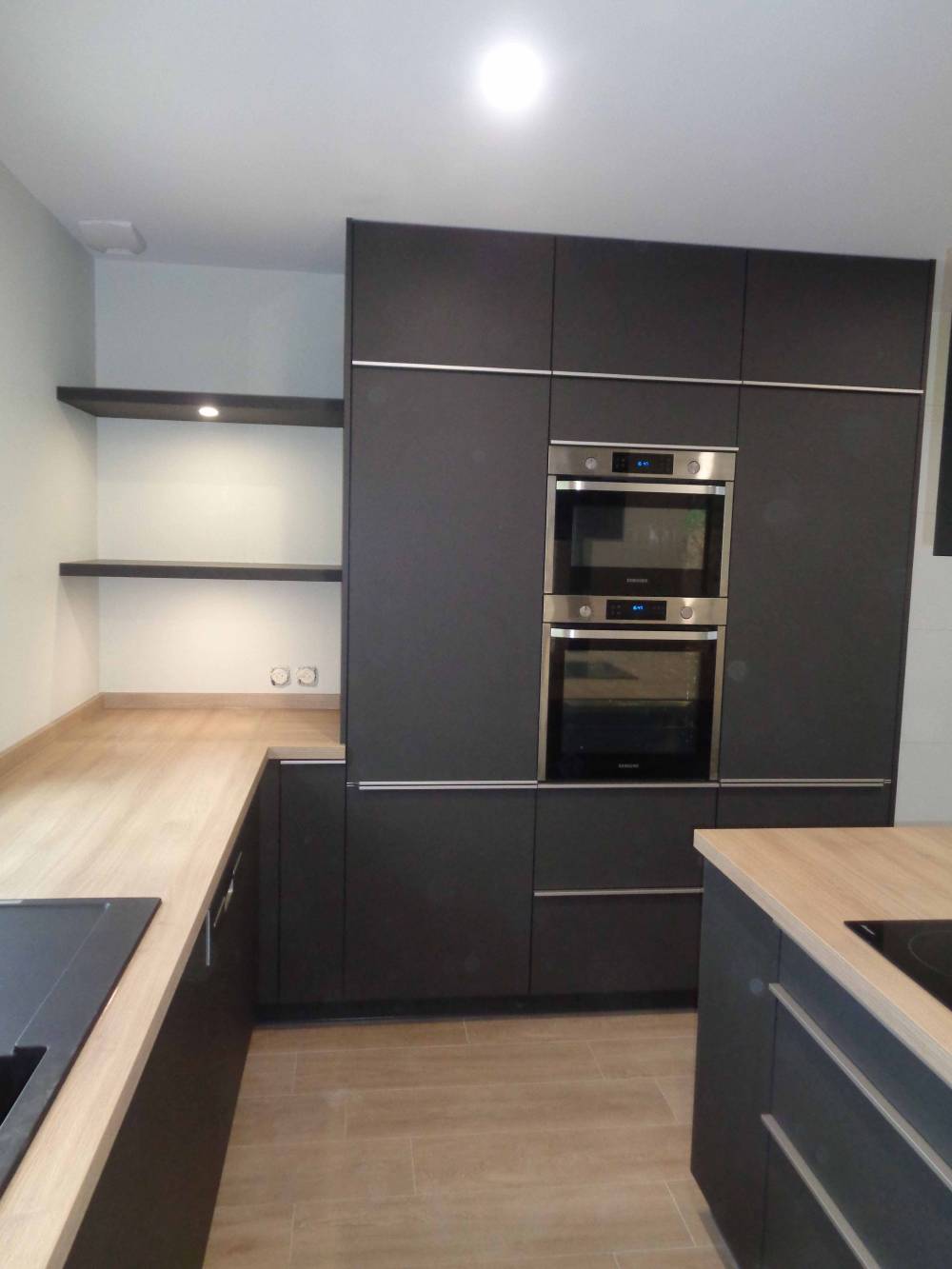 Cuisine sur mesure, façade gris anthracite mat et stratifié chêne style cannelle  (1)
