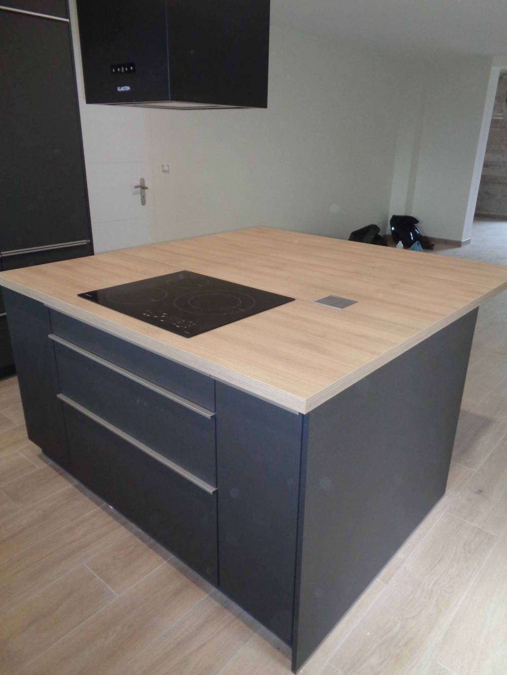 Cuisine sur mesure, façade gris anthracite mat et stratifié chêne style cannelle  (2)