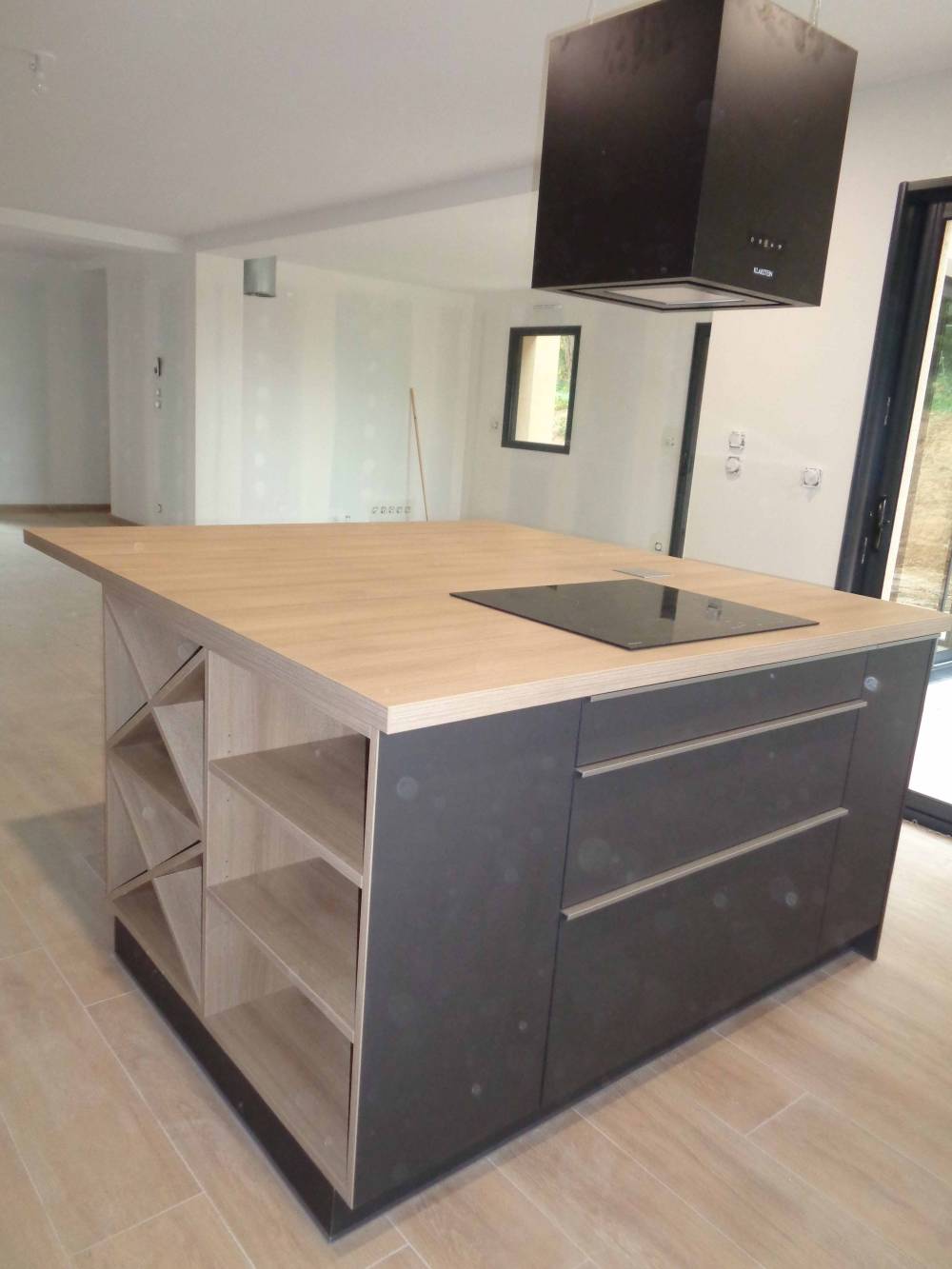 Cuisine sur mesure, façade gris anthracite mat et stratifié chêne style cannelle  (3)
