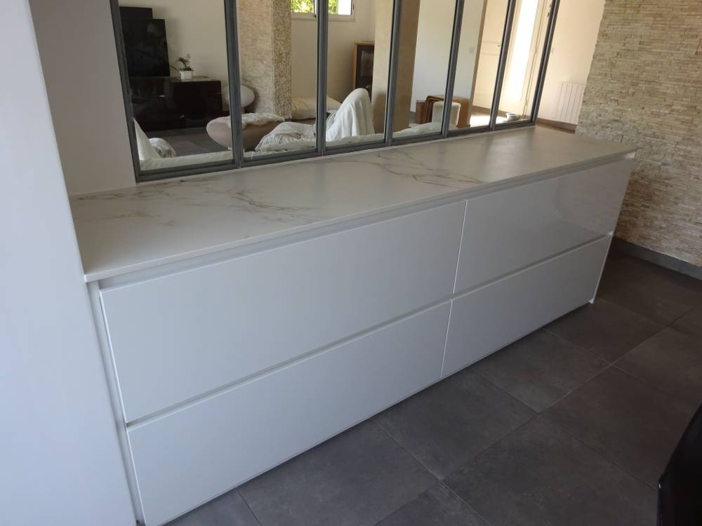 Cuisine sur mesure, façade acrylique blanc polar, plan de travail en dekton entzo (1)