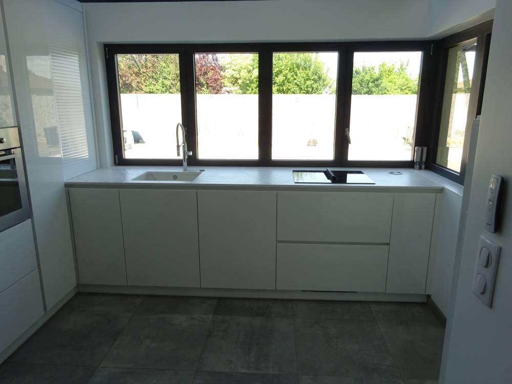 Cuisine sur mesure, façade acrylique blanc polar, plan de travail en dekton entzo (2)