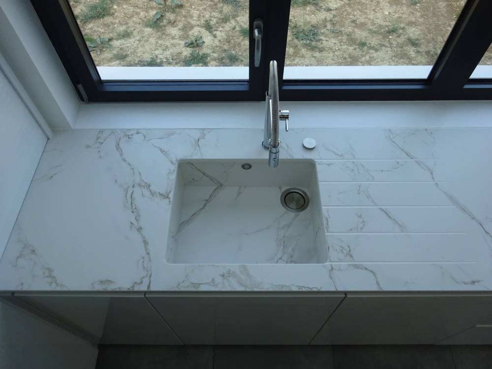 Cuisine sur mesure, façade acrylique blanc polar, plan de travail en dekton entzo (4)