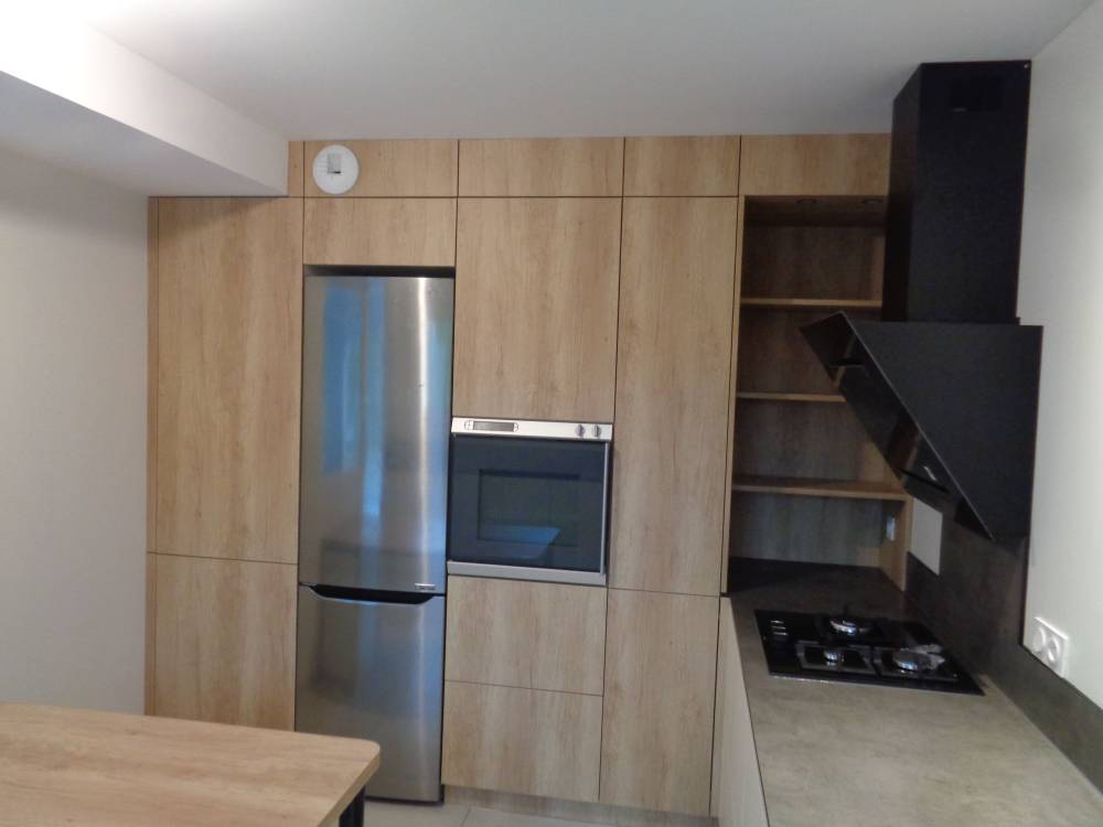 Cuisine sur mesure, façade beige mat, chêne nebraska naturel, plan de travail stratifié compact béton chicago foncé(1)