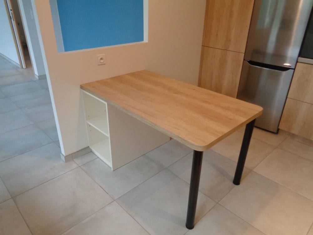 Cuisine sur mesure, façade beige mat, chêne nebraska naturel, plan de travail stratifié compact béton chicago foncé(3)