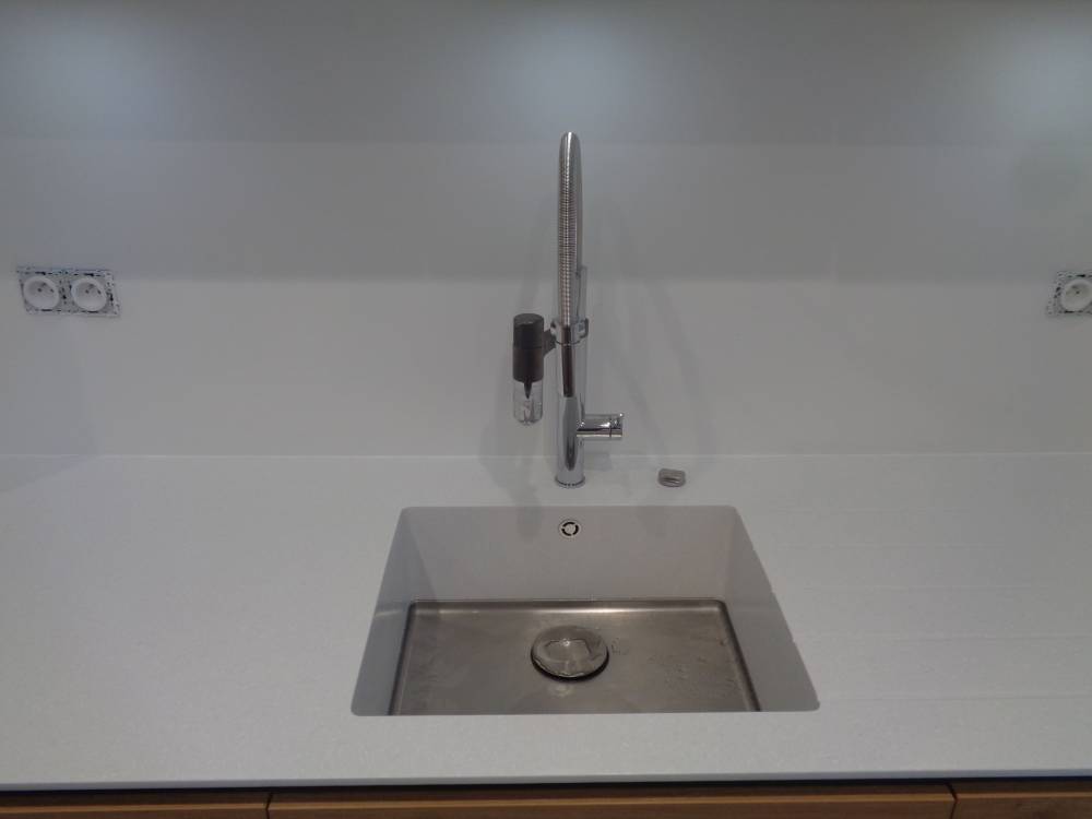 Cuisine sur mesure, façade blanc polaire kristal, chêne kendal naturel, plan de travail en résine minérale antartica, crédence en verre laqué cool white matelac  (3)