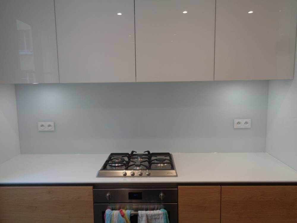 Cuisine sur mesure, façade blanc polaire kristal, chêne kendal naturel, plan de travail en résine minérale antartica, crédence en verre laqué cool white matelac  (4)
