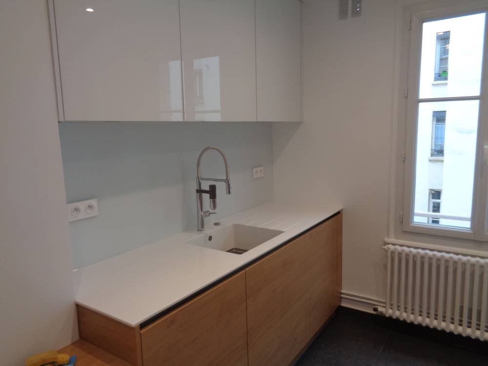 Cuisine sur mesure, façade blanc polaire kristal, chêne kendal naturel, plan de travail en résine minérale antartica, crédence en verre laqué cool white matelac  (5)