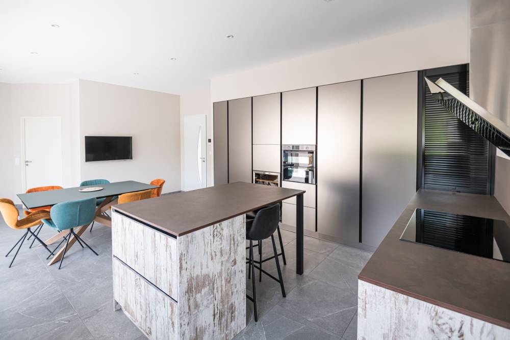 Cuisine sur mesure, façade cleaf planche used wood, pianovo métal titan, plan de travail dekton keranium, crédence verre laqué brown naturel mat  (3)