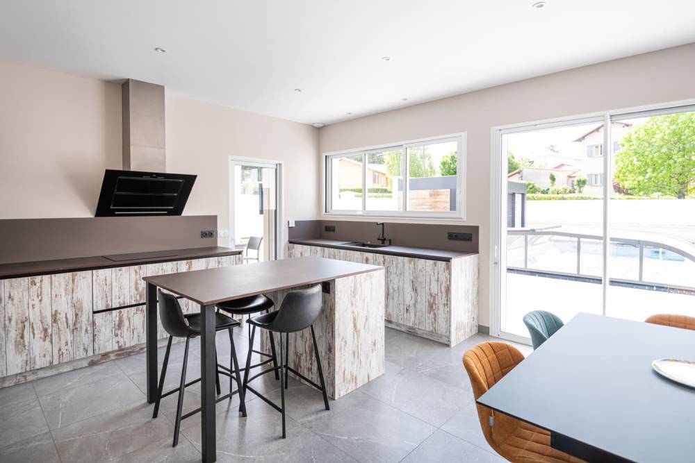 Cuisine sur mesure, façade cleaf planche used wood, pianovo métal titan, plan de travail dekton keranium, crédence verre laqué brown naturel mat  (4)