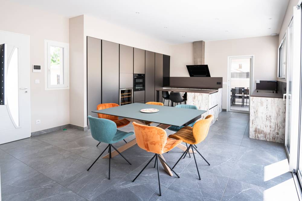 Cuisine sur mesure, façade cleaf planche used wood, pianovo métal titan, plan de travail dekton keranium, crédence verre laqué brown naturel mat  (5)