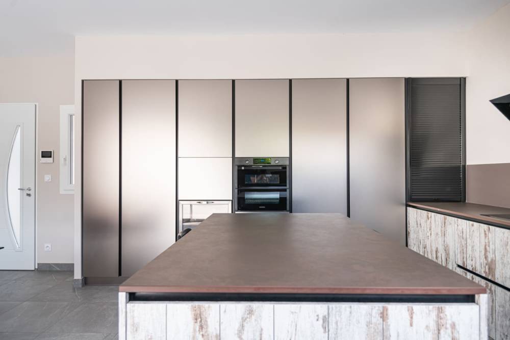 Cuisine sur mesure, façade cleaf planche used wood, pianovo métal titan, plan de travail dekton keranium, crédence verre laqué brown naturel mat  (6)