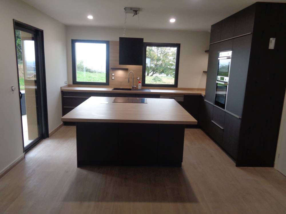 Cuisine sur mesure, façade gris anthracite mat et stratifié chêne style cannelle  (4)