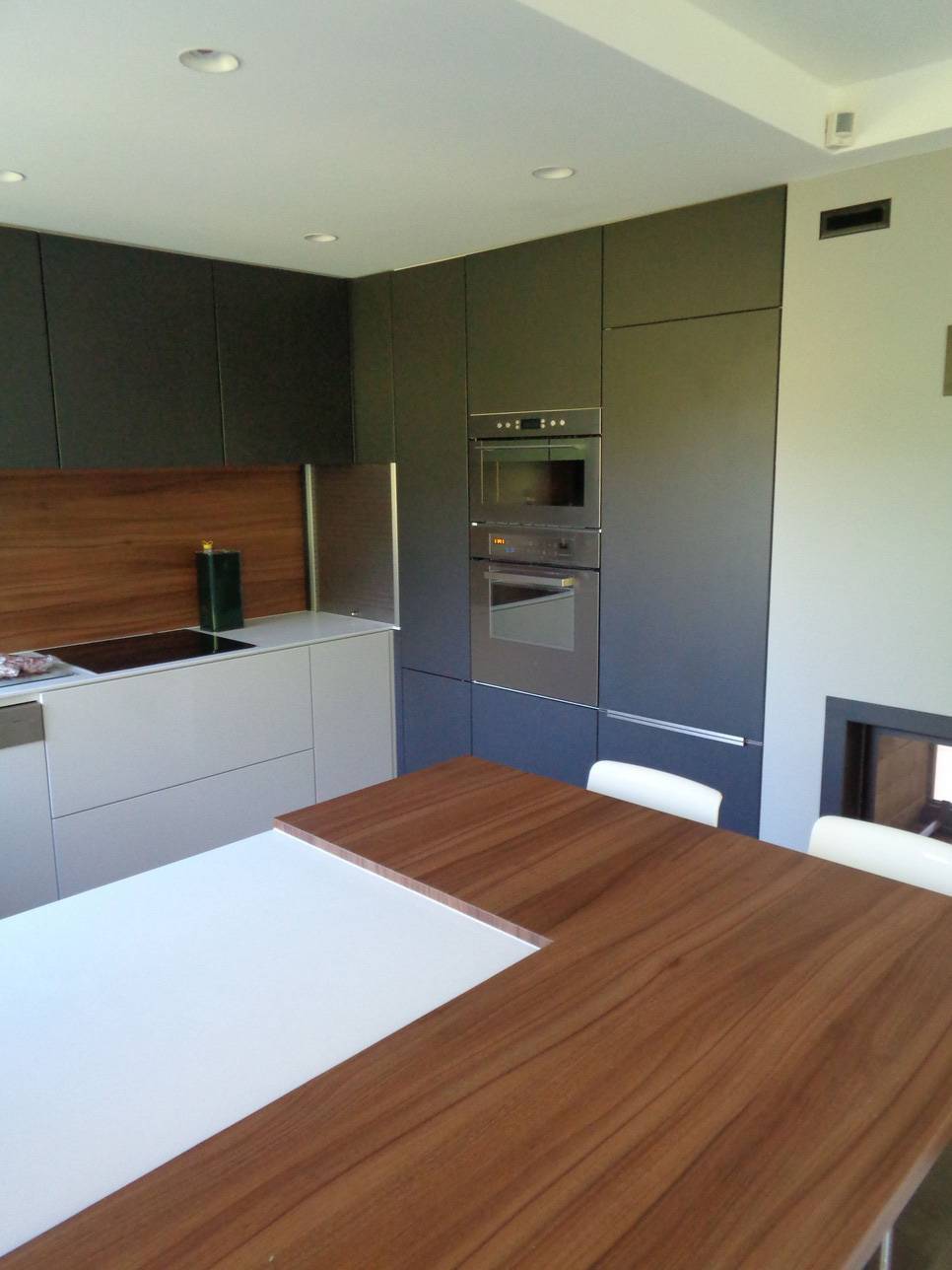 Cuisine sur mesure, façade blanc mat, gris graphit mat, plan de travail en résine minérale et stratifié noyer de bourgogne (2)