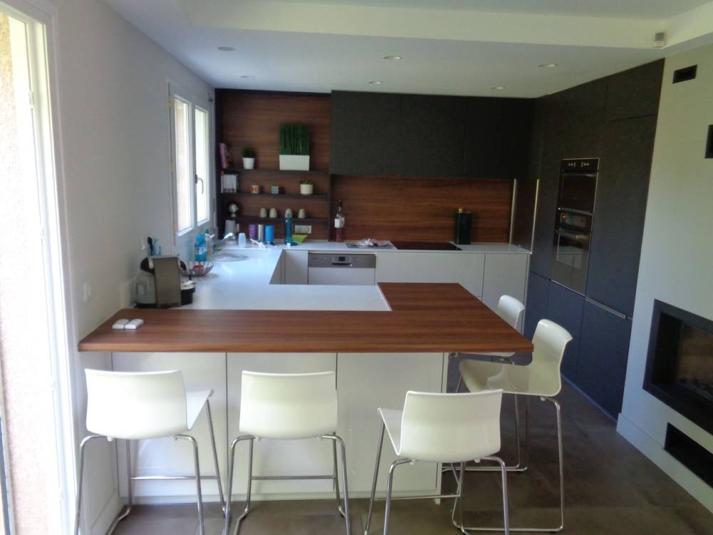 Cuisine sur mesure, façade blanc mat, gris graphit mat, plan de travail en résine minérale et stratifié noyer de bourgogne (1)