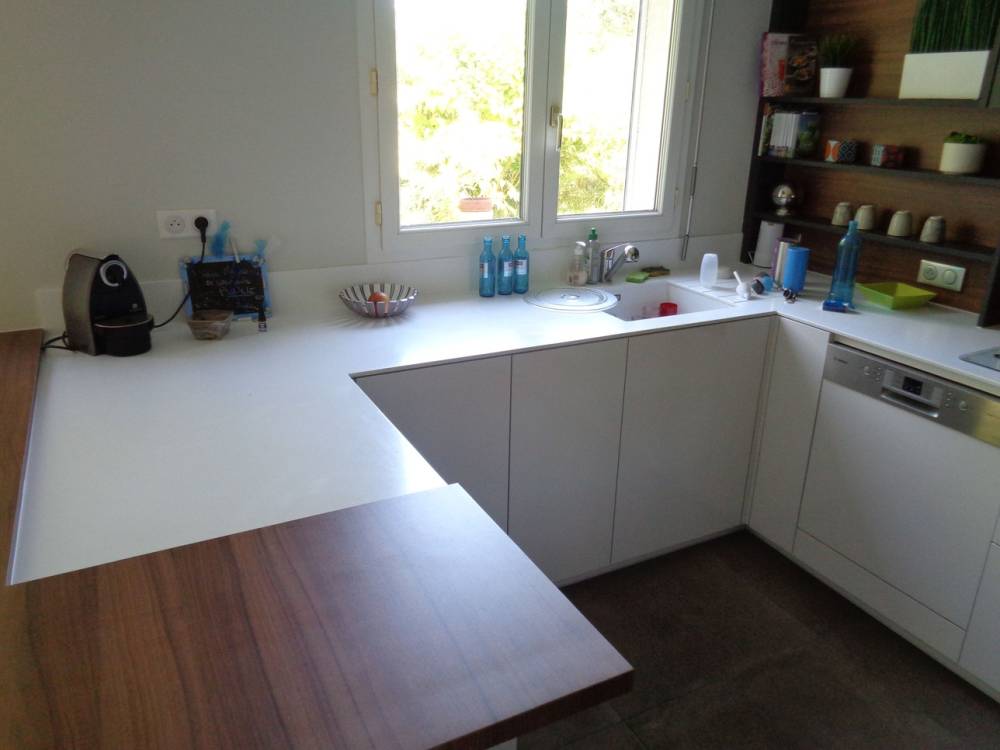 Cuisine sur mesure, façade blanc mat, gris graphit mat, plan de travail en résine minérale et stratifié noyer de bourgogne (3)