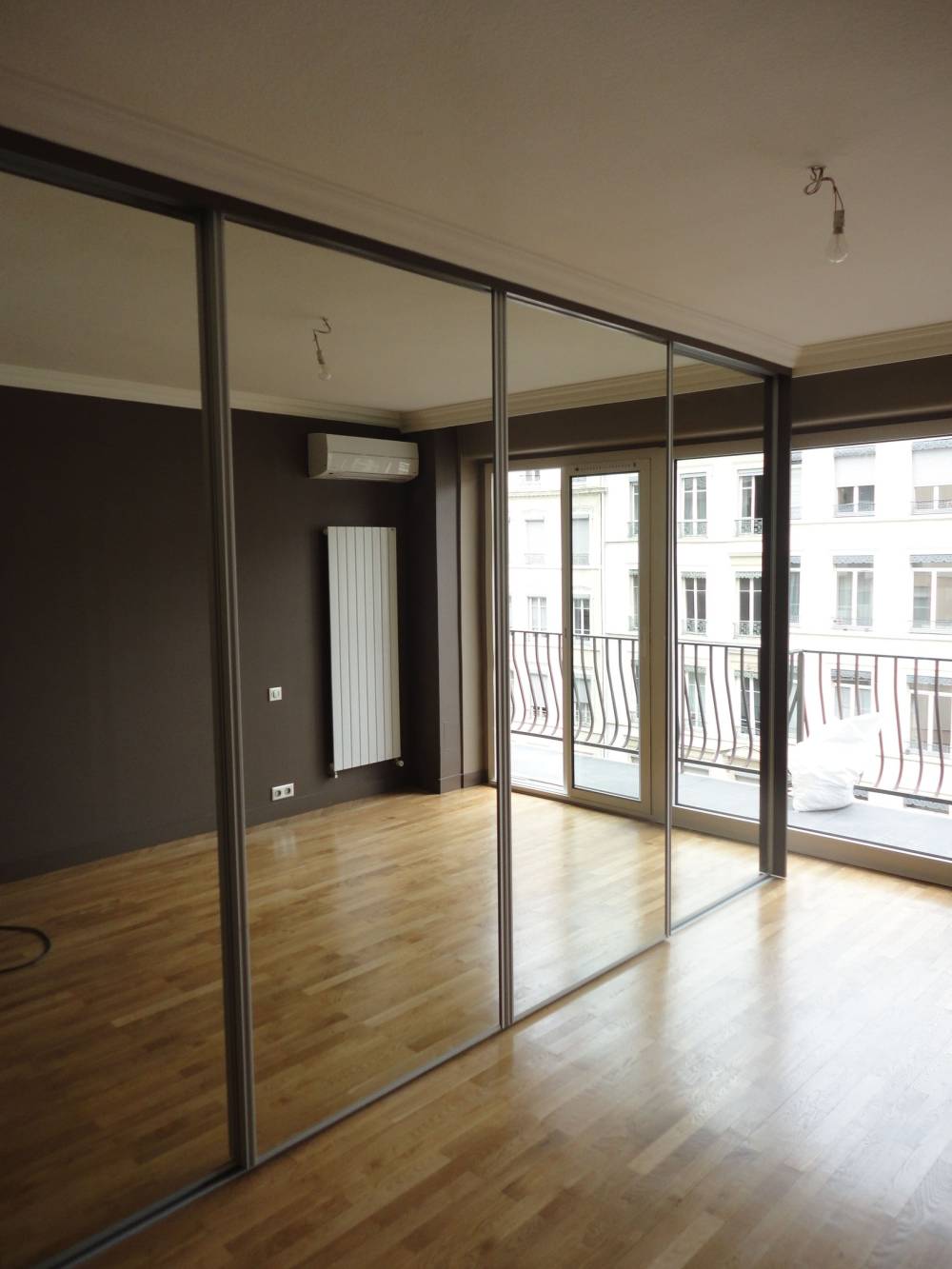 Dressing en mélaminé blanc et porte coulissante miroir (1)