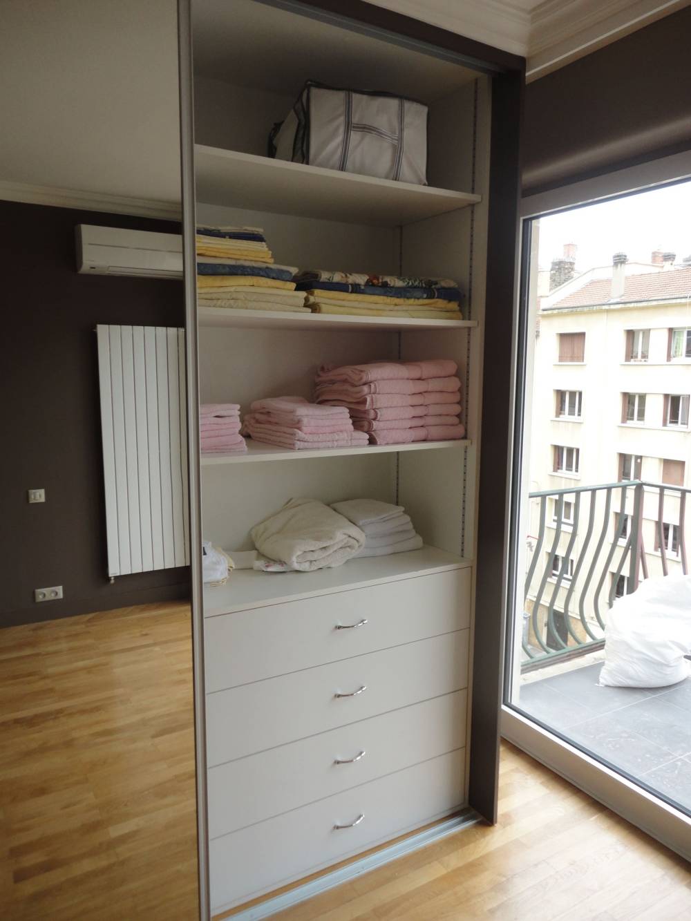 Dressing en mélaminé blanc et porte coulissante miroir (3)
