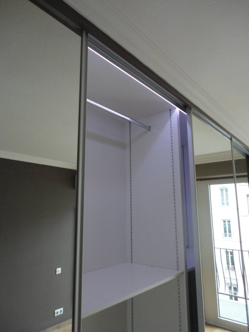Dressing en mélaminé blanc et porte coulissante miroir (4)