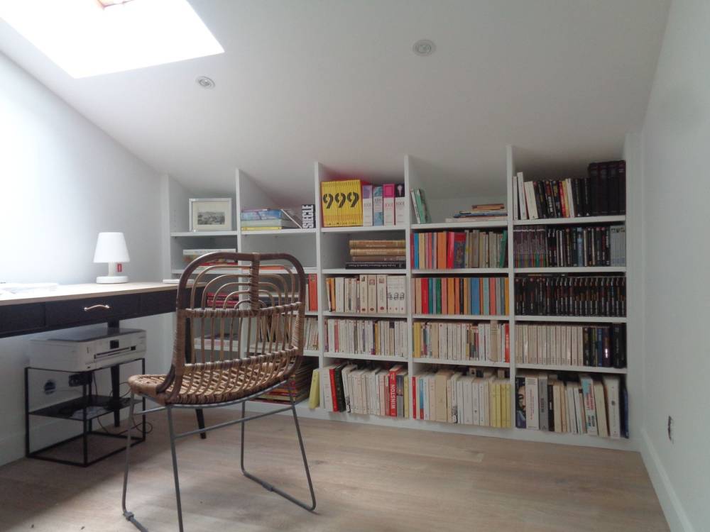 Bibliothèque sous rampant en médium peint