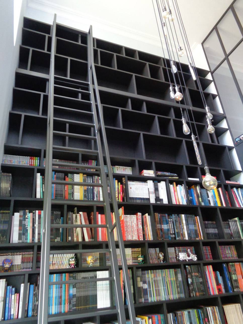 Bibliothèque en stratifié soft black, échelle en acier (1)