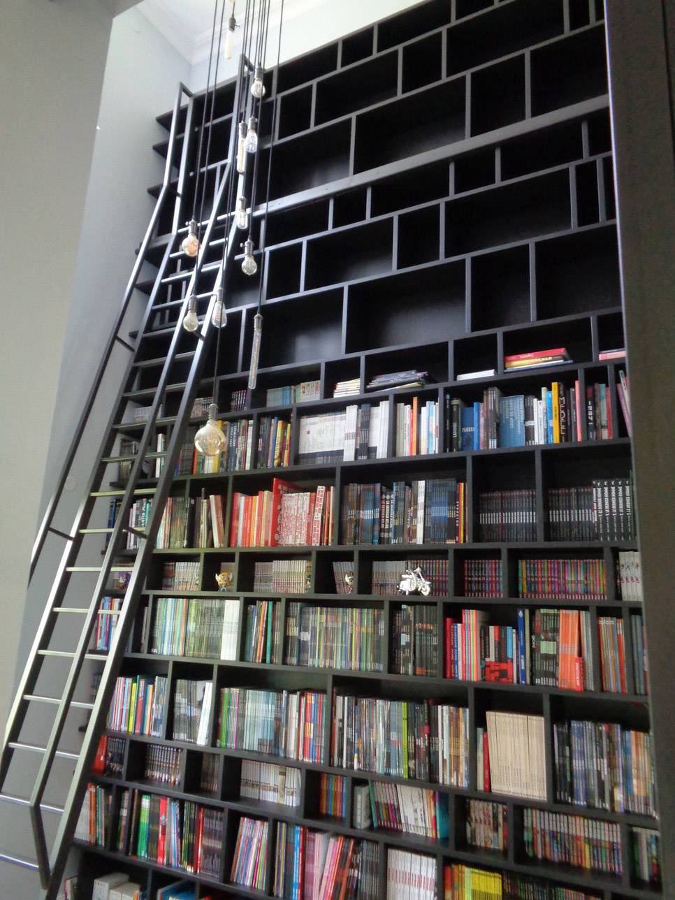 Bibliothèque en stratifié soft black, échelle en acier (3)