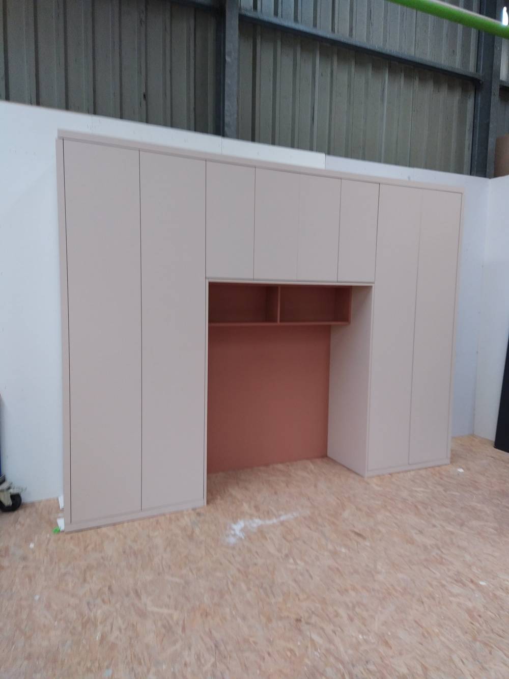 Meuble lit en mélaminé beige rosé et nude terracotta ( montage en atelier )-min