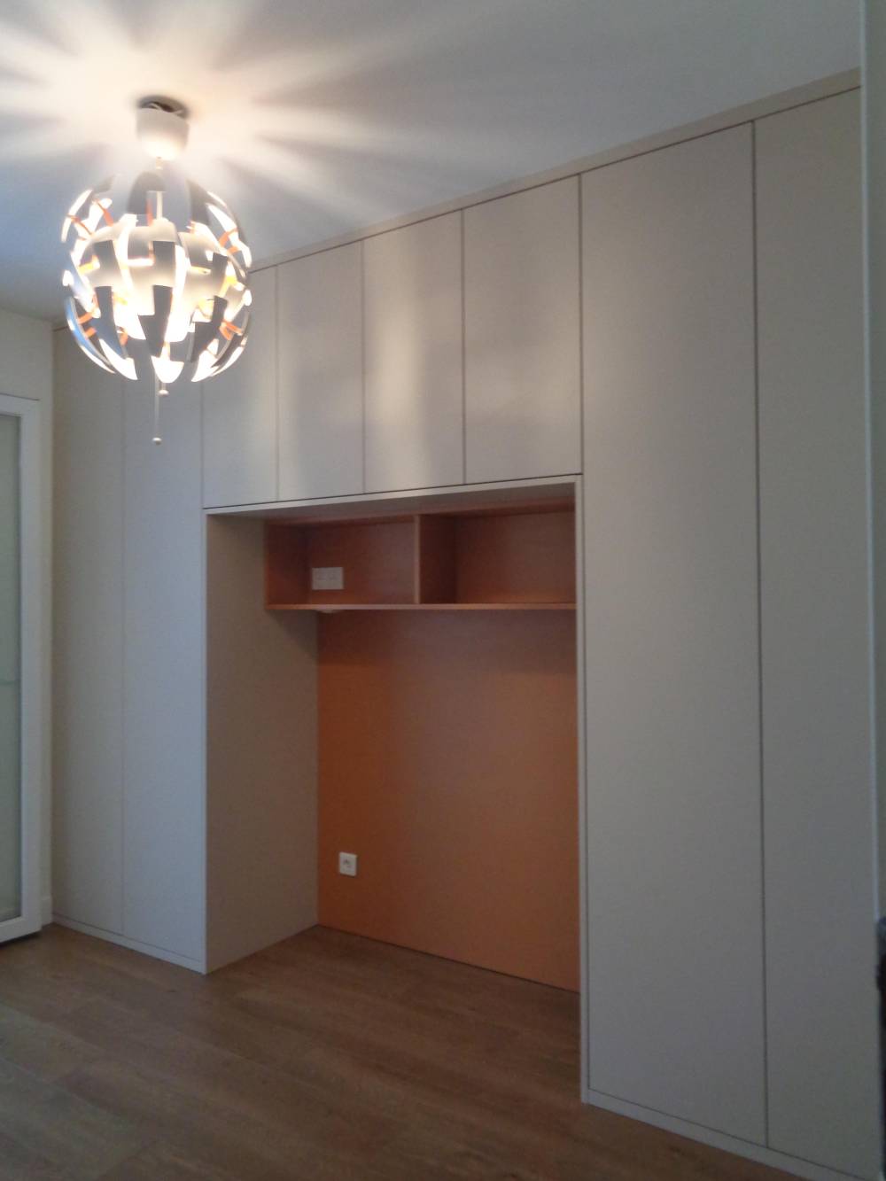Meuble lit en mélaminé beige rosé et nude terracotta-min