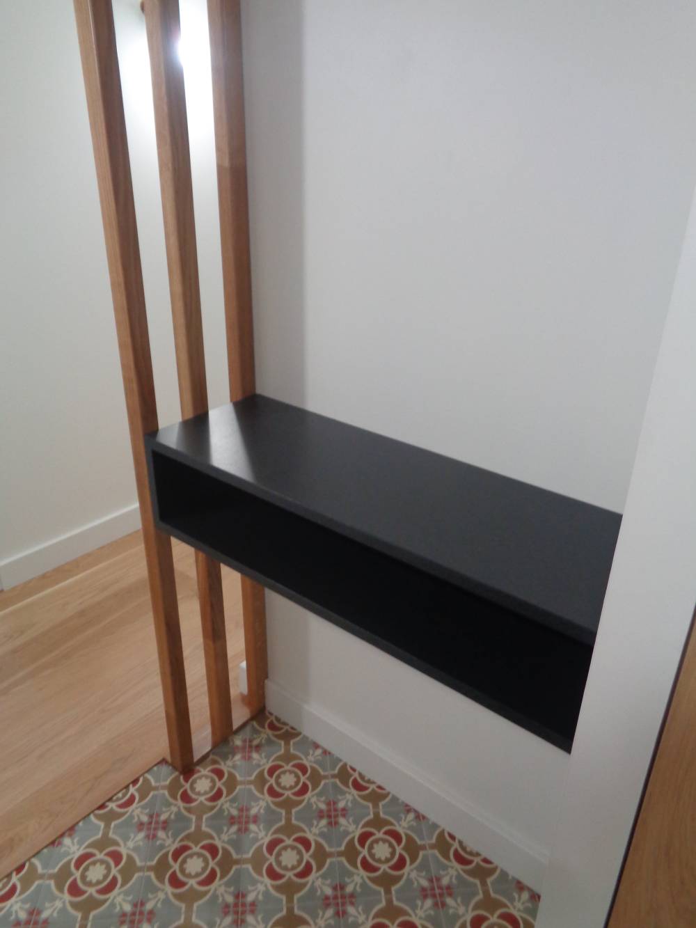 Claustra en chêne massif et console en mélaminé gris graphite  (2)-min