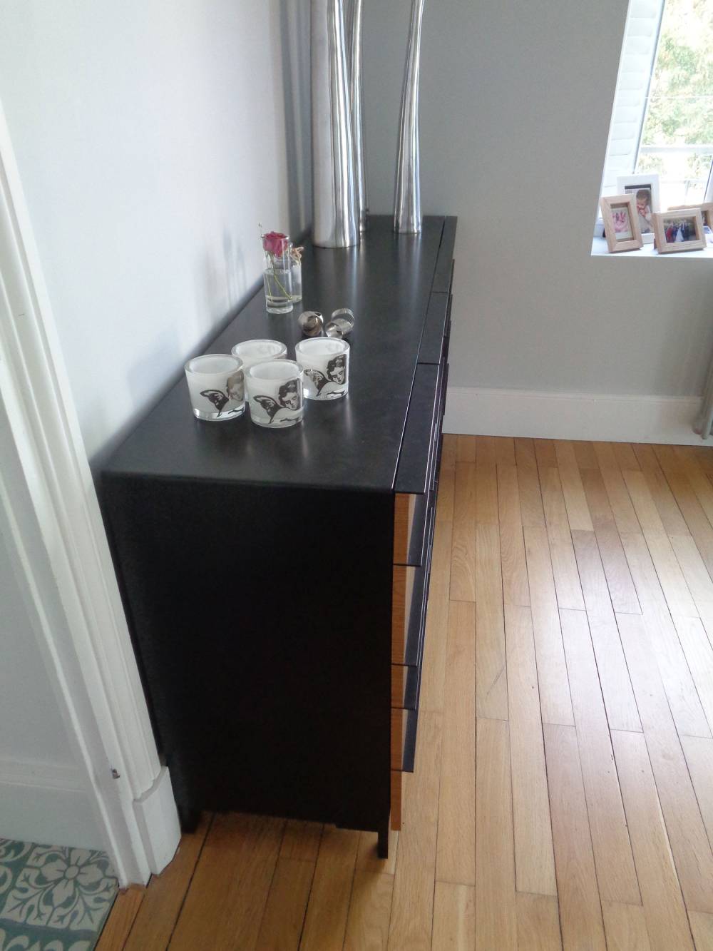Meuble-buffet-en-mélaminé-noir,-placage-chataigner-ramageux-verni-chêne-doré,-tôle-laqué-noir-(4)