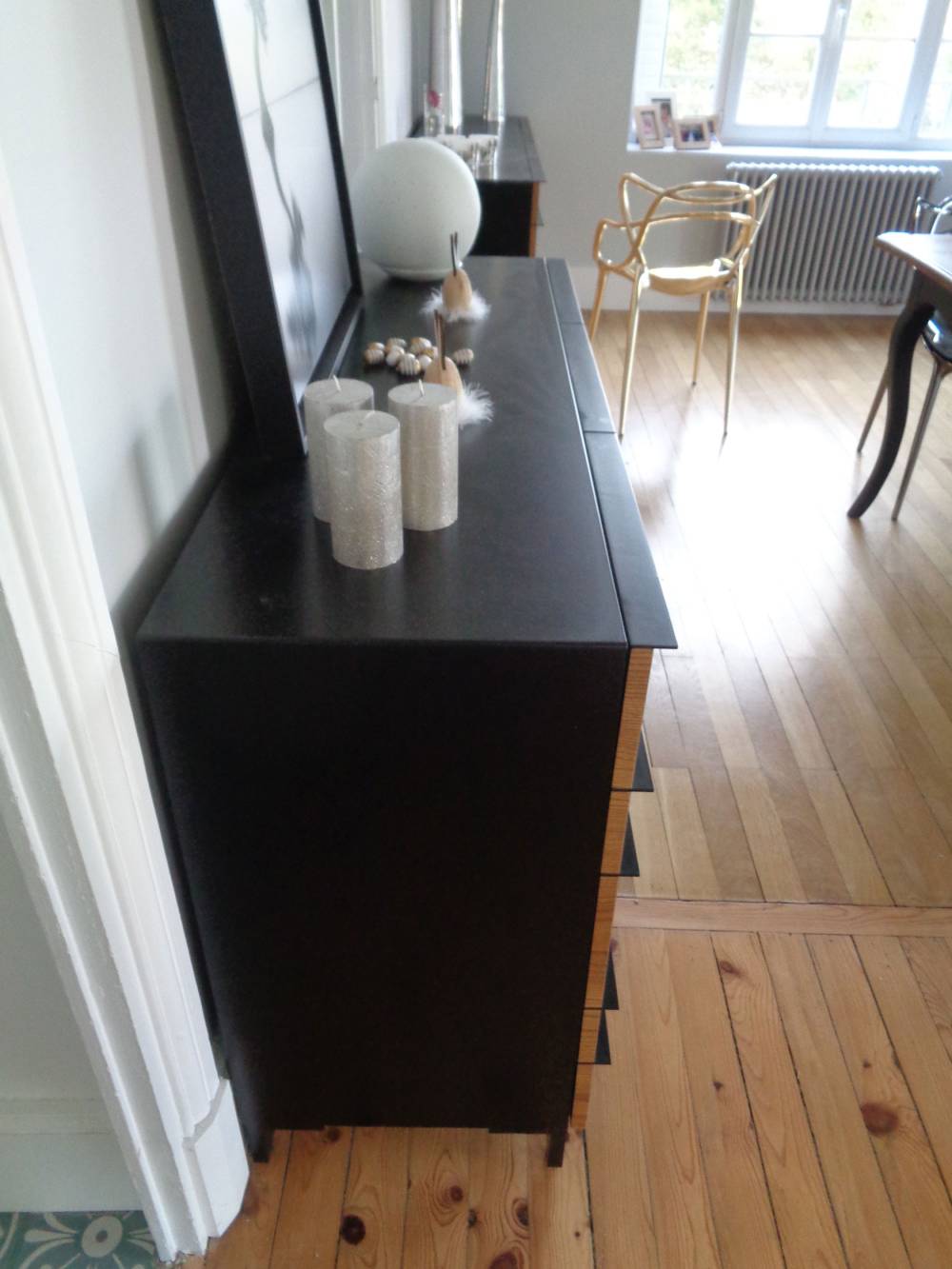 Meuble-buffet-en-mélaminé-noir,-placage-chataigner-ramageux-verni-chêne-doré,-tôle-laqué-noir-(3)