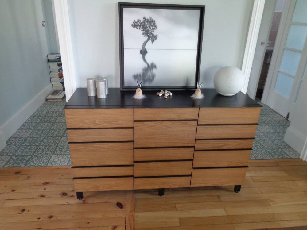 Meuble-buffet-en-mélaminé-noir,-placage-chataigner-ramageux-verni-chêne-doré,-tôle-laqué-noir-(2)
