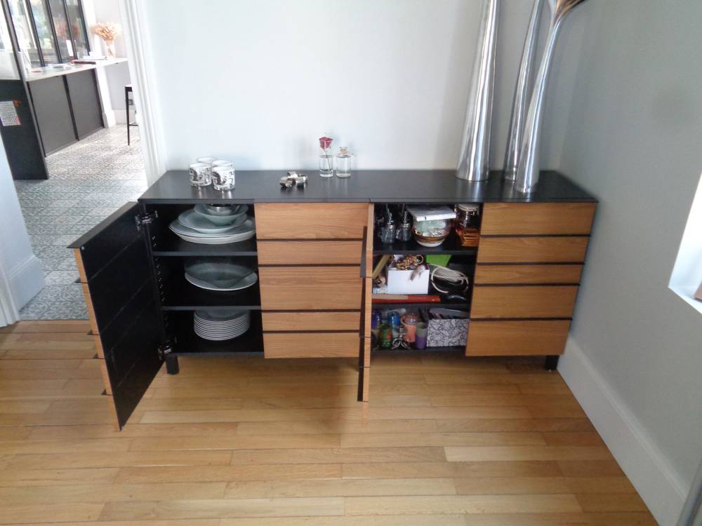 Meuble-buffet-en-mélaminé-noir,-placage-chataigner-ramageux-verni-chêne-doré,-tôle-laqué-noir-(1)