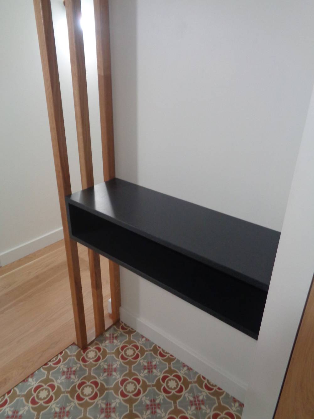 Meuble-console-en-médium-peint-et-claustra-en-chêne-massif-vernis-(2)