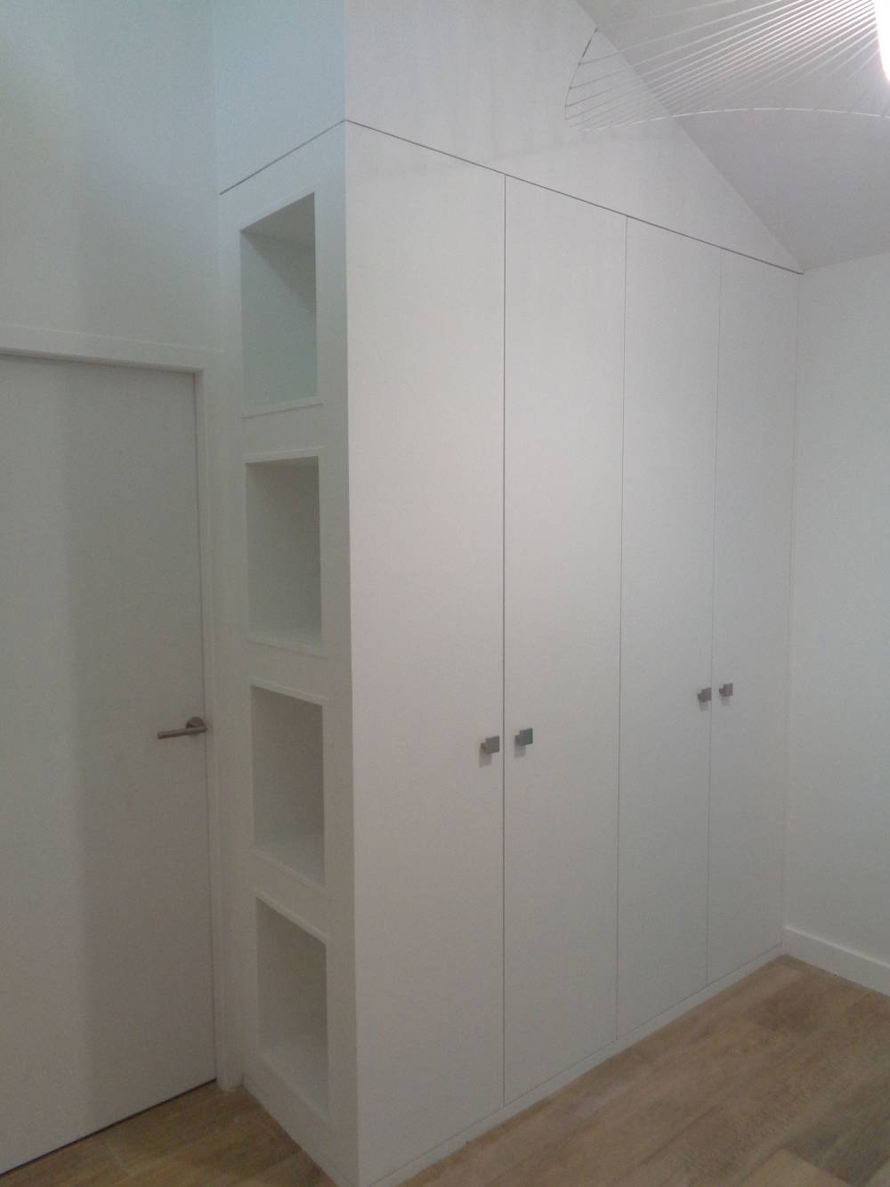 Meuble-entrée-en-mélaminé-blanc-kaolin-et-médium-peint-(1)
