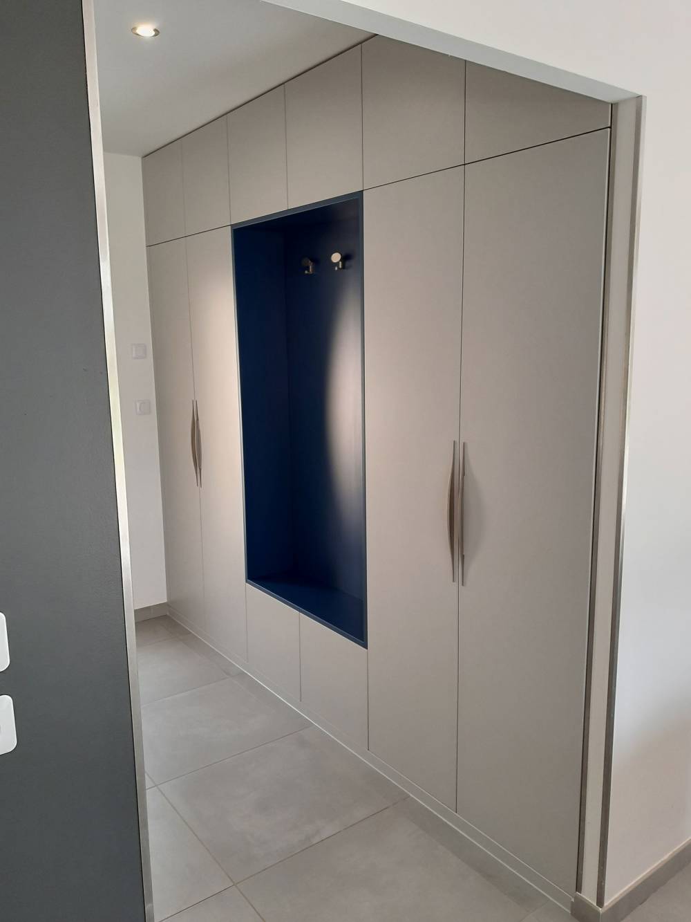 Meuble-entrée-en-mélaminé-soie-grise-et-bleu-nuit-(1)